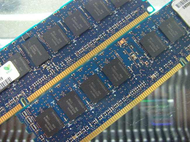 외산 서버용 DDR3 2GB PC3-10600R ECC 레지스터
