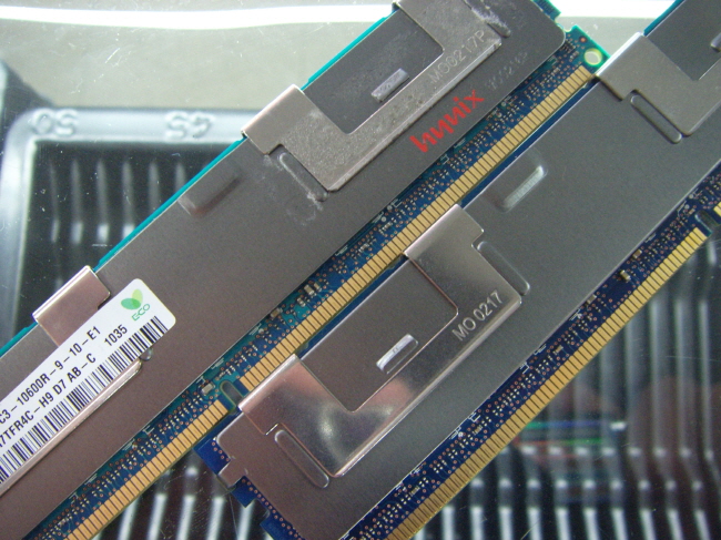 외산 서버용 DDR3 2GB PC3-10600R ECC 레지스터